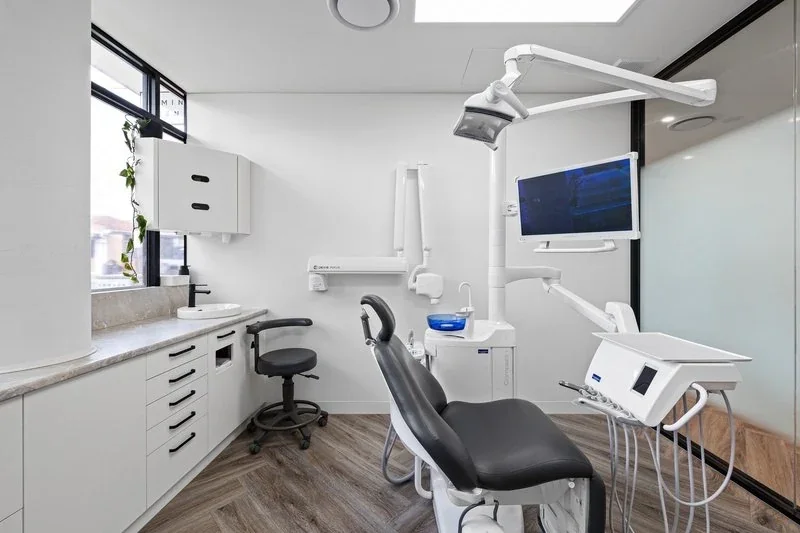 Luminaire Dental: Luxury vinyl plank (LVP), view 3