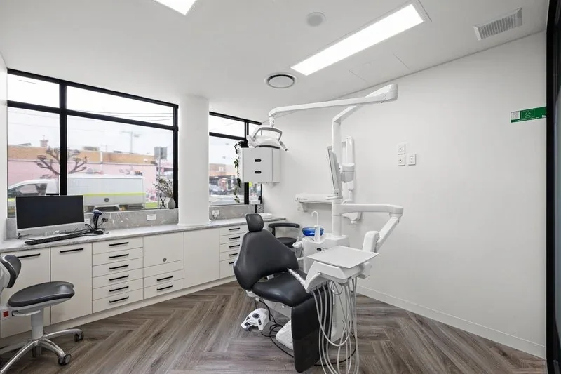 Luminaire Dental: Luxury vinyl plank (LVP), view 5